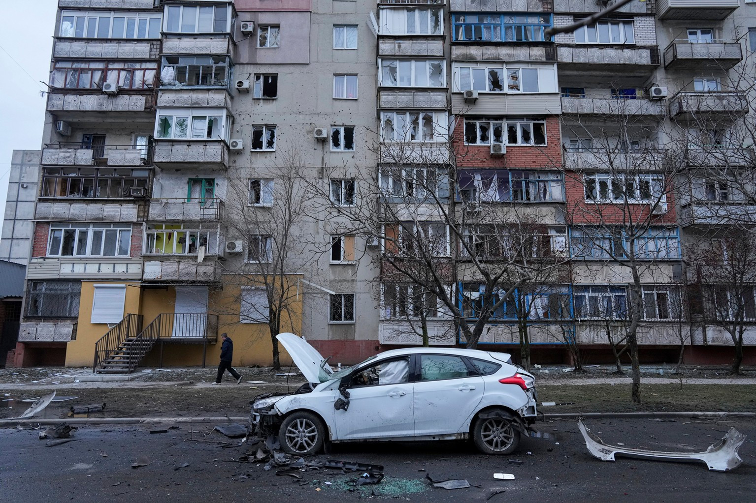 Một chiếc ô tô bị hư hỏng sau trận pháo kích của Nga ở thành phố Mariupol. Ảnh: NYP.