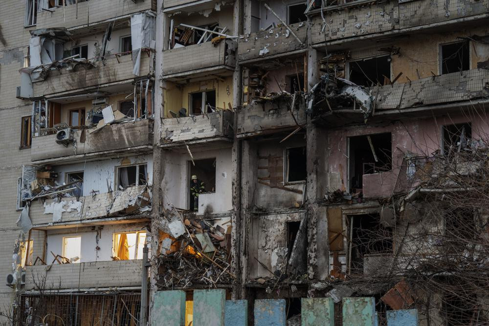 Tòa nhà chung cư bị phá hủy sau khi “mảnh vỡ tên lửa” rơi trúng ở ngoại ô thủ đô Kiev. Ảnh: AP.