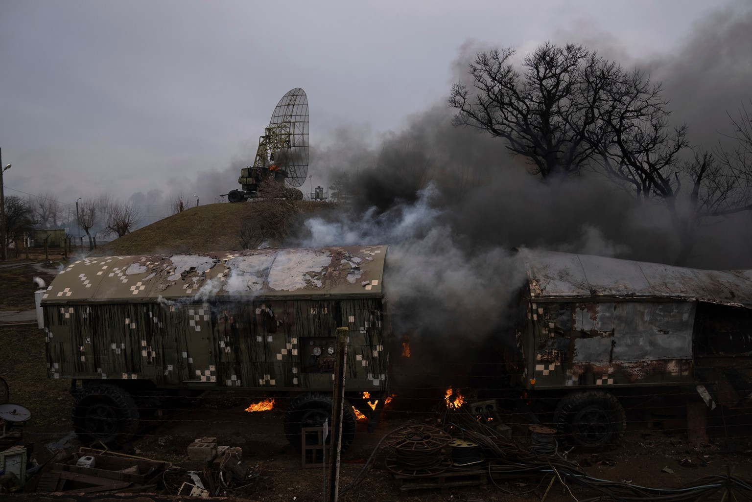 Một cơ sở quân sự của Ukraine bị hư hại sau cuộc pháo kích của Nga bên ngoài Mariupol. Ảnh: NYP.