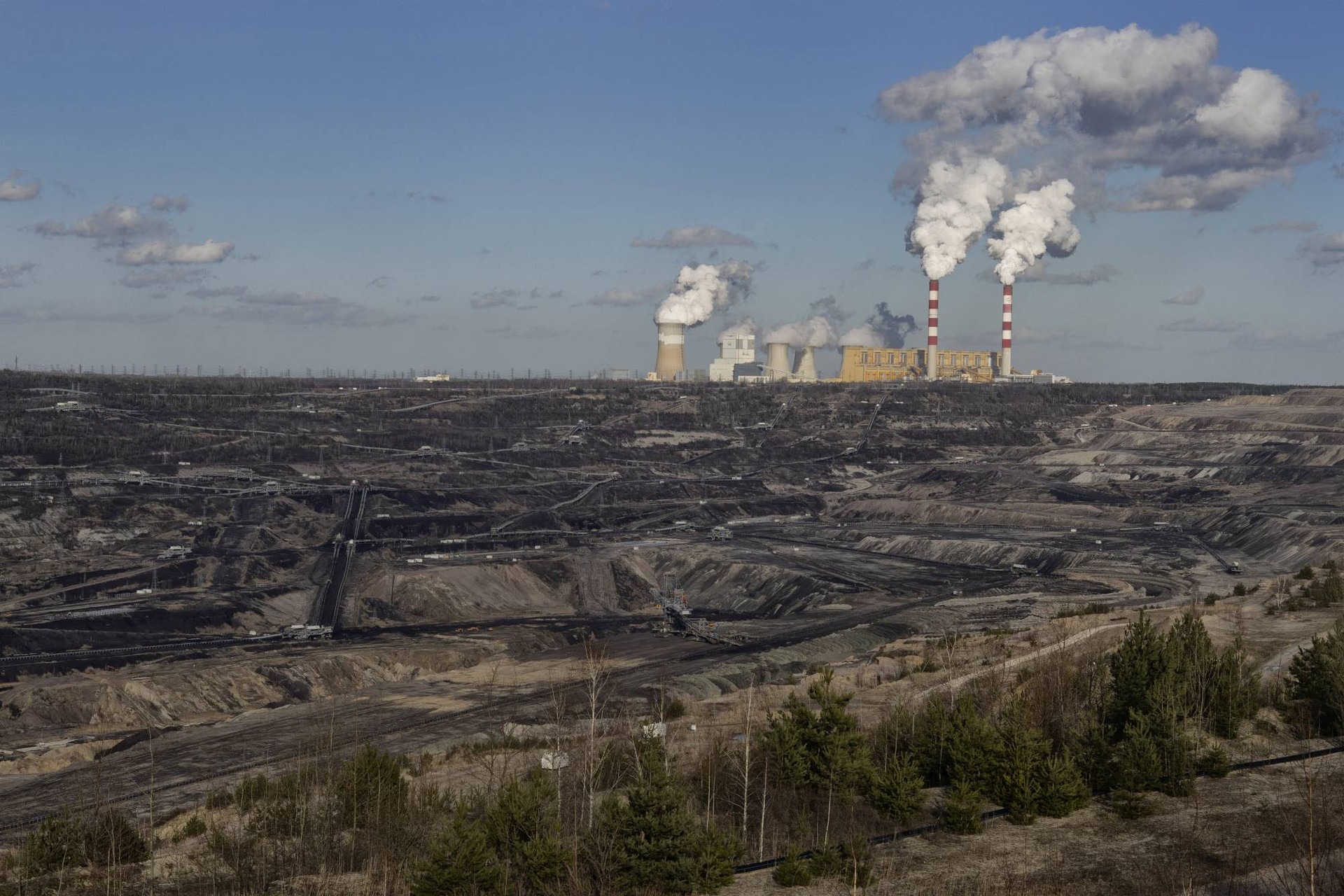 Một mỏ than và nhà máy nhiệt điện than ở Rogowiec, Ba Lan. Ảnh: NY Times.