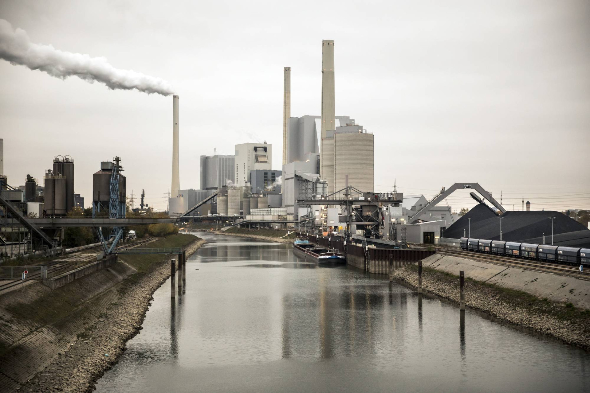 Một nhà máy nhiệt điện than ở thành phố Mannheim, Đức năm 2018. Ảnh: NY Times.