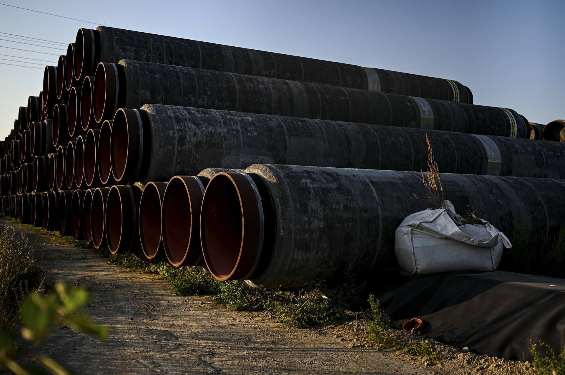 Các đoạn của đường ống dẫn dầu Nord Stream 2 trong quá trình hoàn thành ở thị trấn Sassnitz, Đức tháng 8/2020. Ảnh: NY Times.