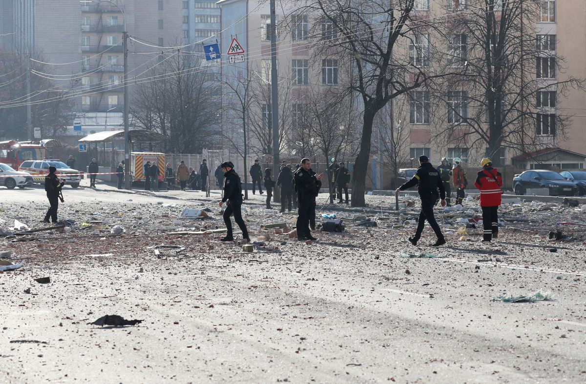 Cảnh sát và lực lượng cứu hộ khẩn cấp gần một tòa chung cư bị hư hại do trận pháo kích ở thủ đô Kiev, Ukraine ngày 26/2. Ảnh: Reuters.