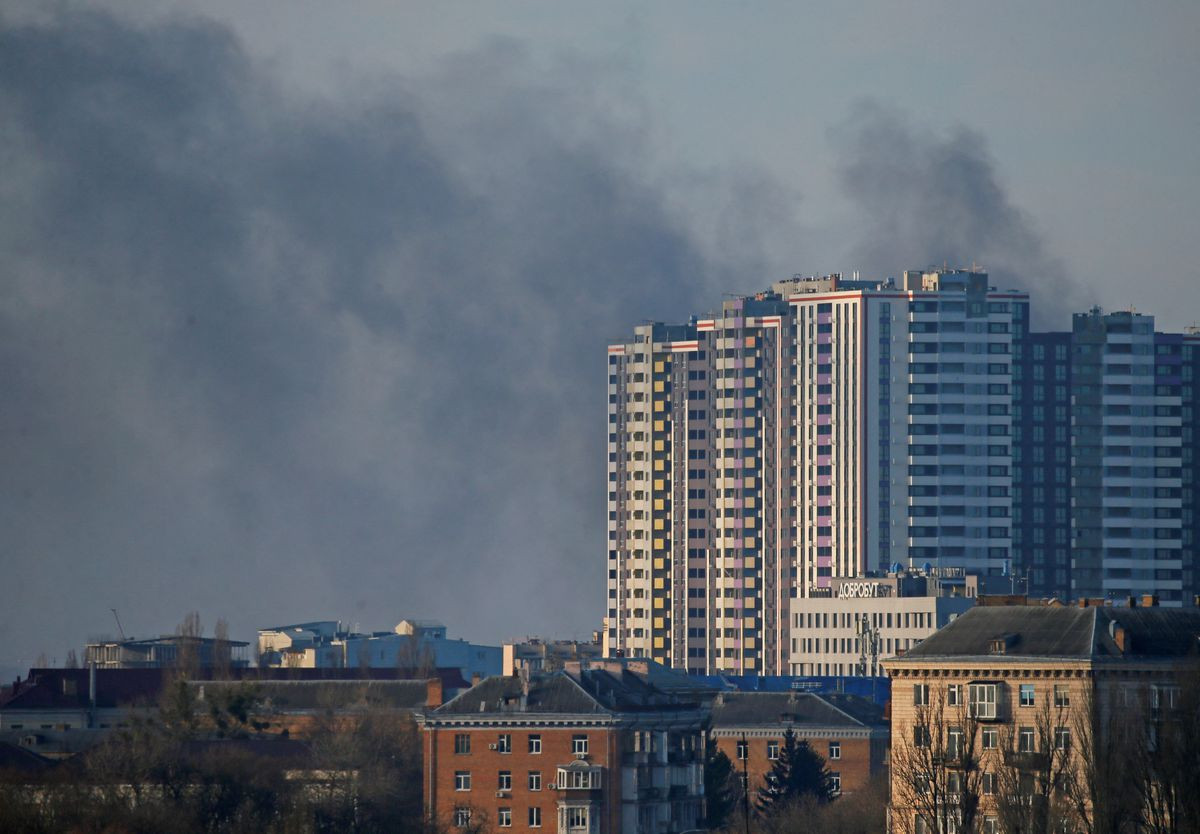 Khói bốc lên sau cuộc pháo kích mới đây ở thủ đô Kiev, Ukraine ngày 26/2. Ảnh: Reuters.
