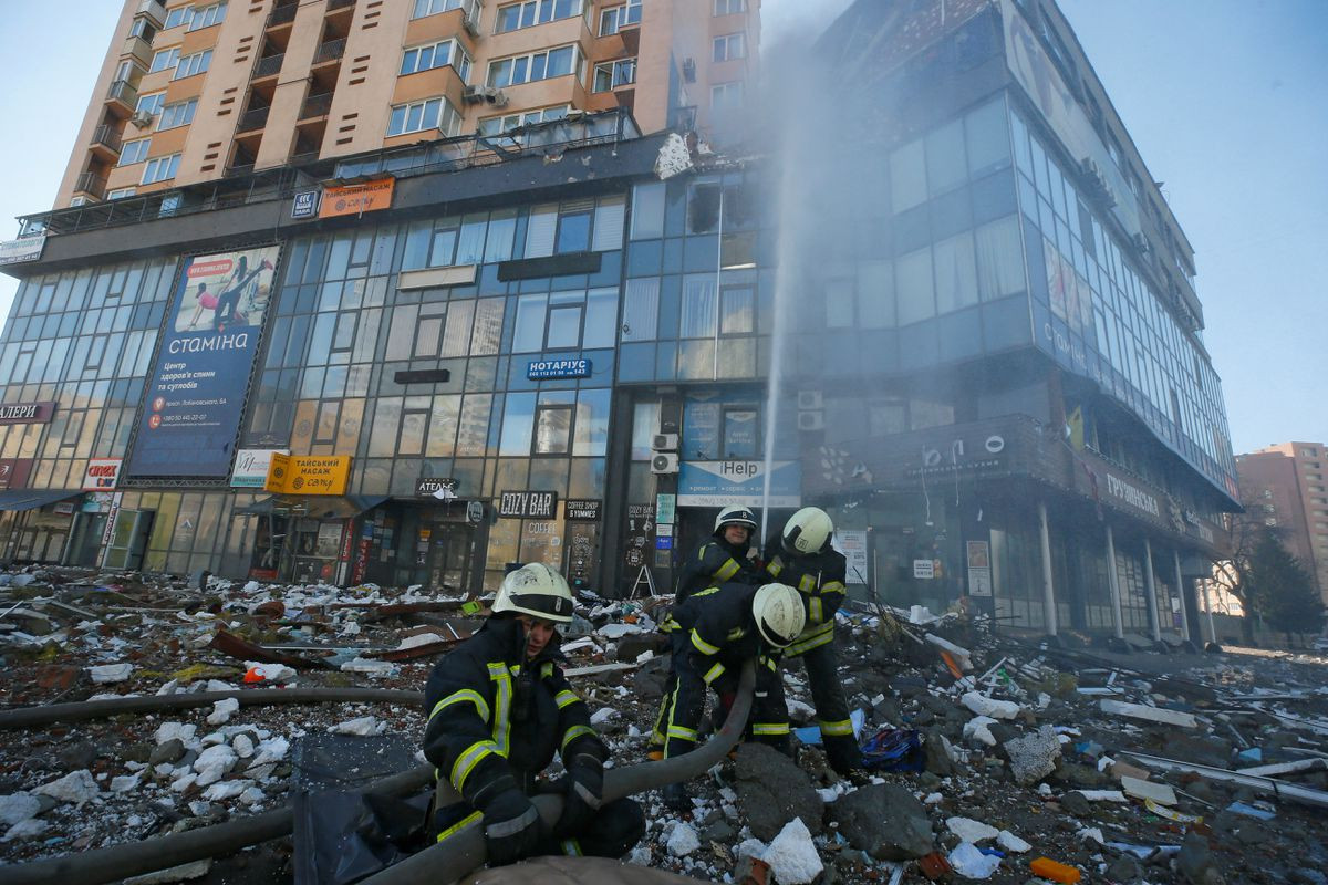 Lính cứu hỏa dập lửa trong một tòa nhà chung cư bị hư hại do trận pháo kích mới đây ở thủ đô Kiev, Ukraine ngày 26/2. Ảnh: Reuters.