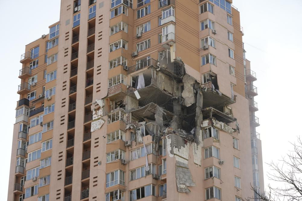 Một tòa nhà chung cư bị hư hại sau cuộc tấn công bằng tên lửa vào thủ đô Kiev, Ukraine ngày 26/2. Ảnh: AP.