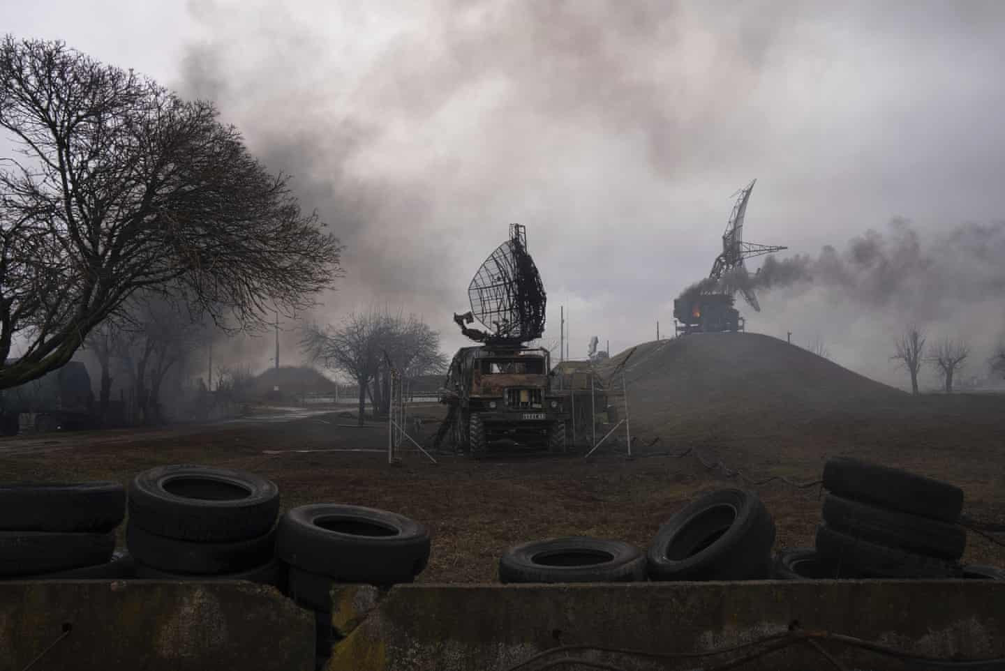 Khói bốc lên từ một căn cứ phòng không Ukraine sau cuộc tấn công của Nga ở thành phố Mariupol. Ảnh: The Guardian.