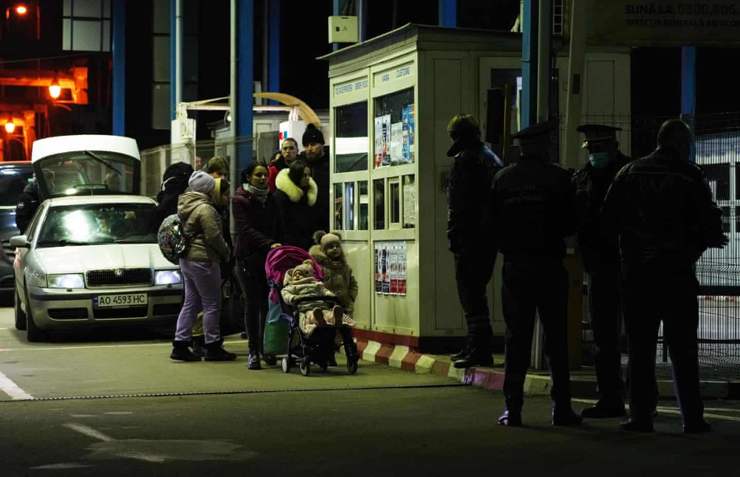 Người dân nói chuyện với các quan chức biên giới tại Sighetu Marmației sau khi vượt biên từ Ukraine sang Romania. Ảnh: The Guardian.