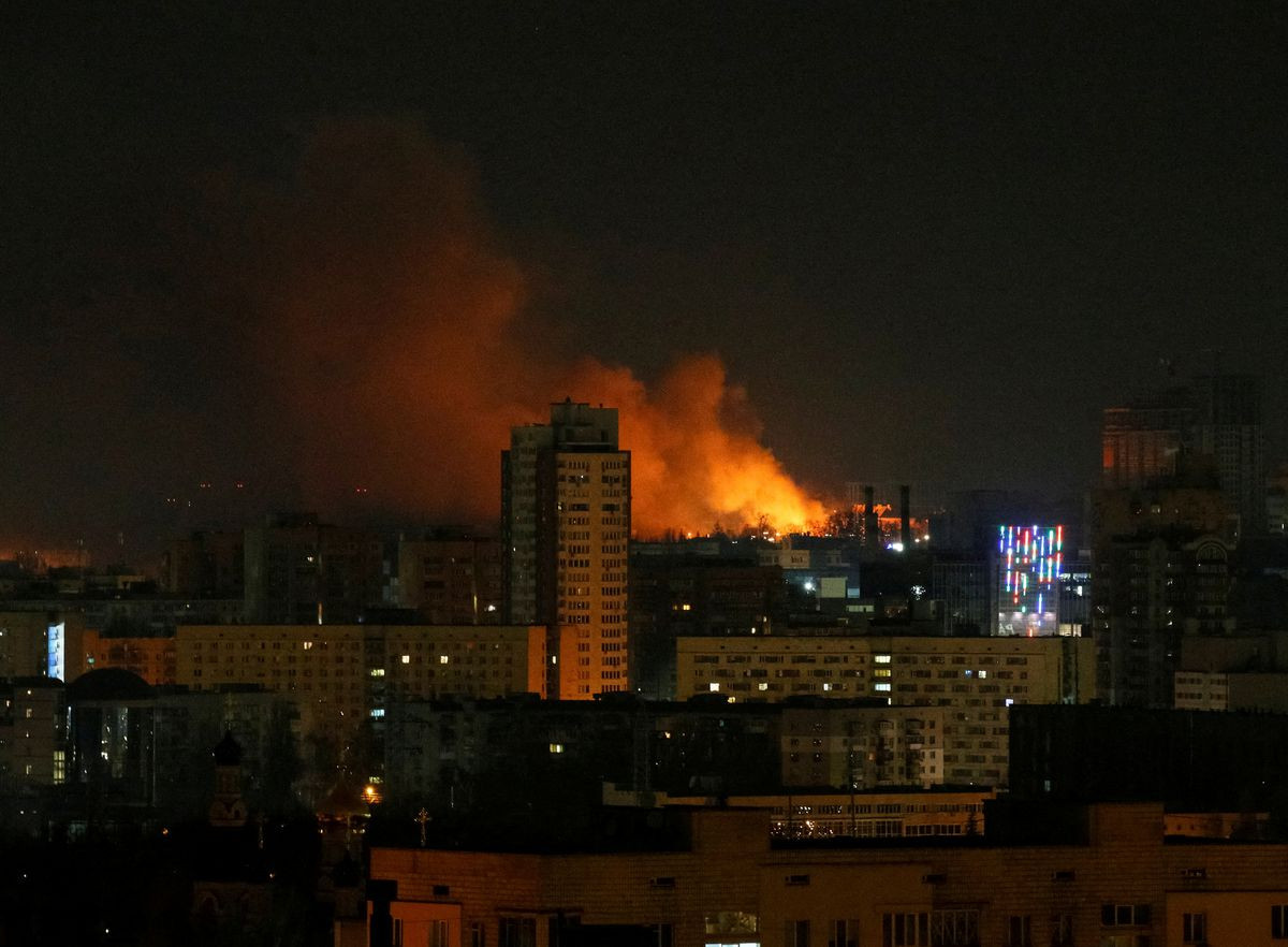 Khói và lửa bốc lên sau cuộc pháo kích mới đây ở thủ đô Kiev, Ukraine ngày 26/2. Ảnh: Reuters.