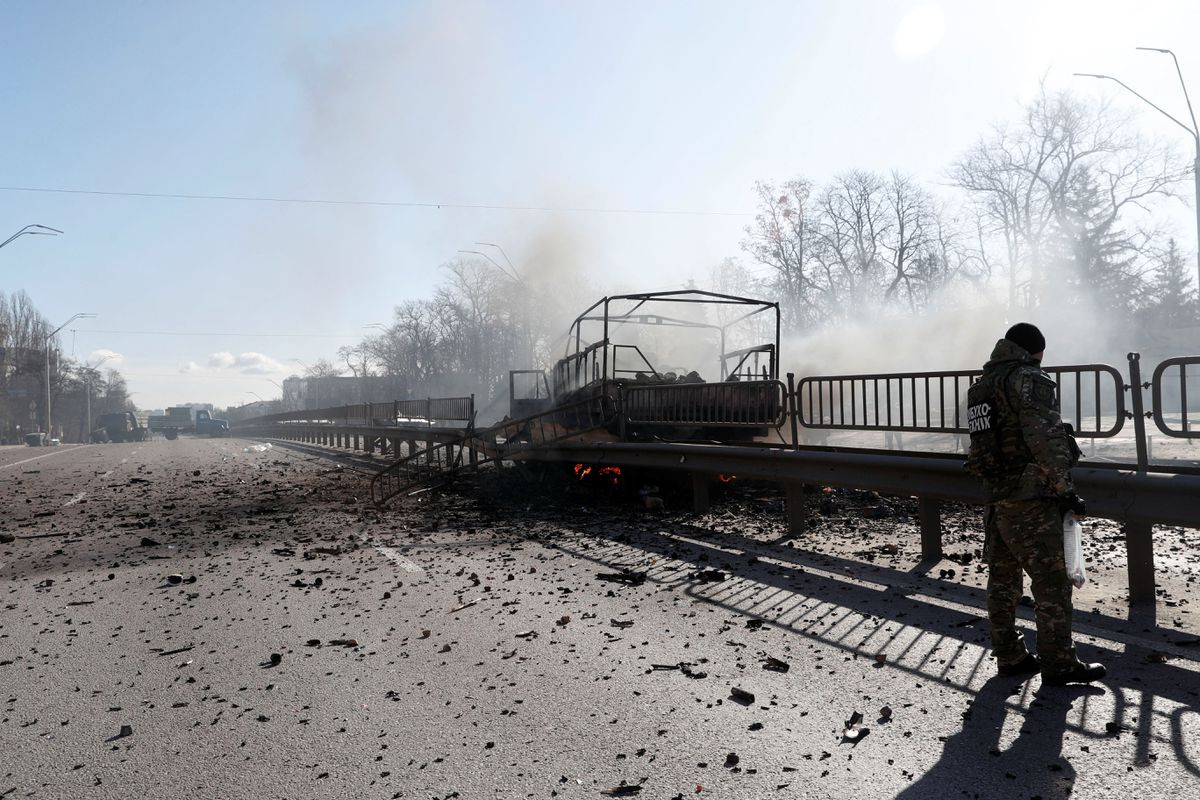 Mảnh vỡ của chiếc xe quân sự đang bốc cháy trên đường phố ở thủ đô Kiev sau một cuộc giao tranh ngày 26/2. Ảnh: AP.