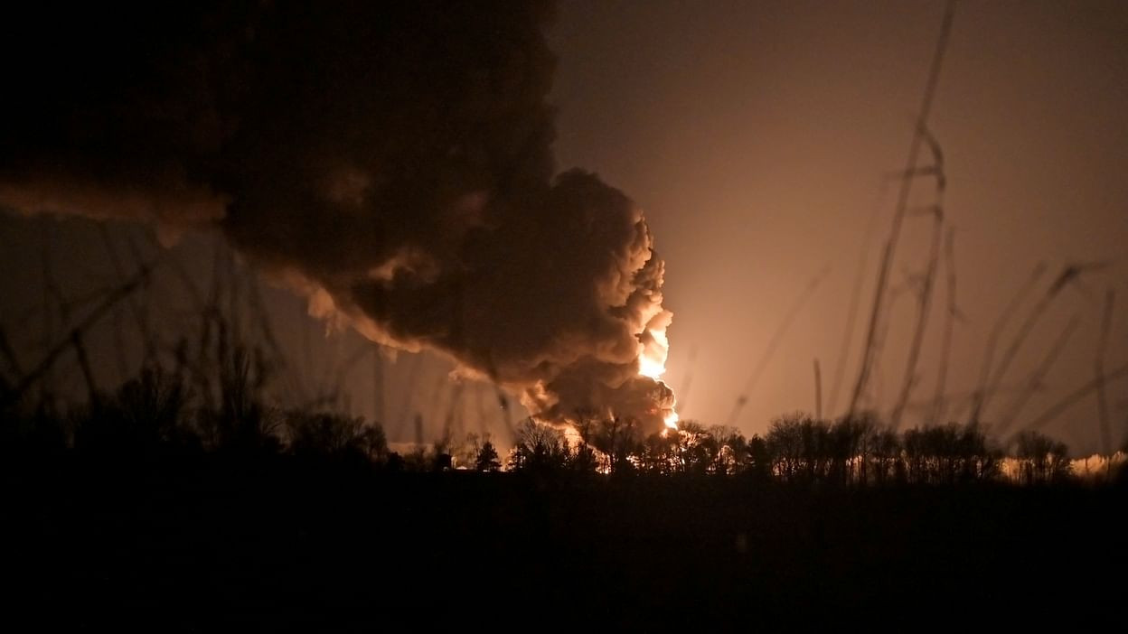 Một kho dầu đang bốc cháy gần căn cứ không quân quân sự Vasylkiv ở thủ đô Kiev, Ukraine. Ảnh: Reuters.