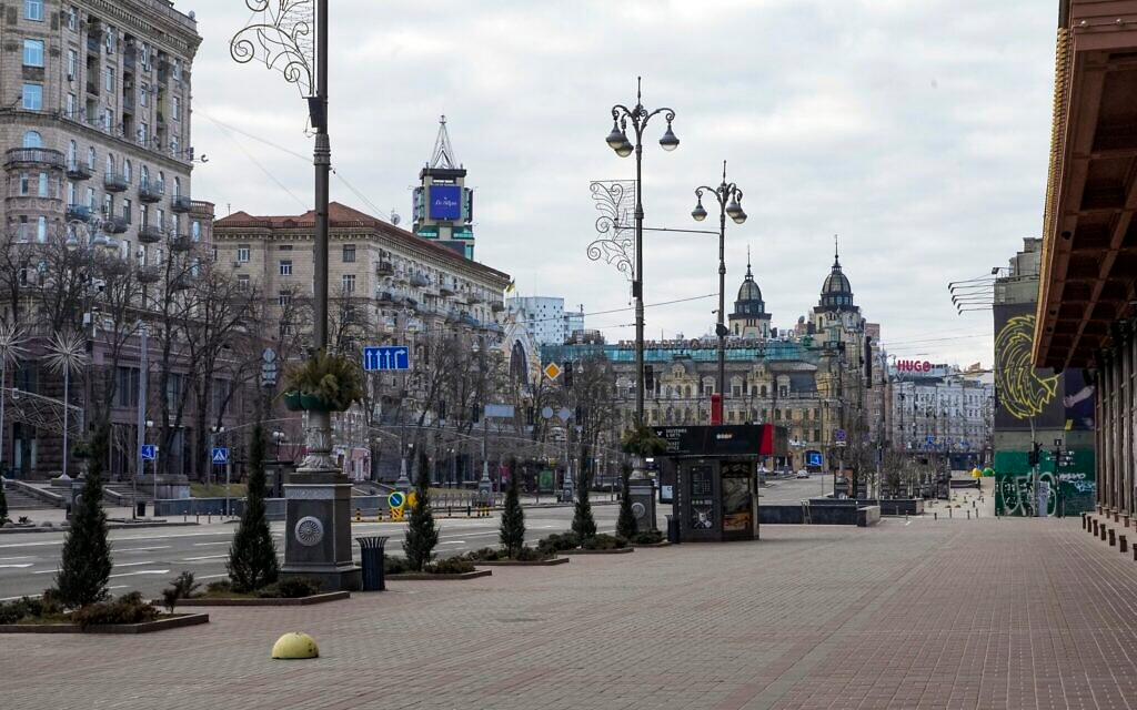 Một con phố vắng lặng ở thủ đô Kiev, Ukraine ngày 27/2. Ảnh: AP.