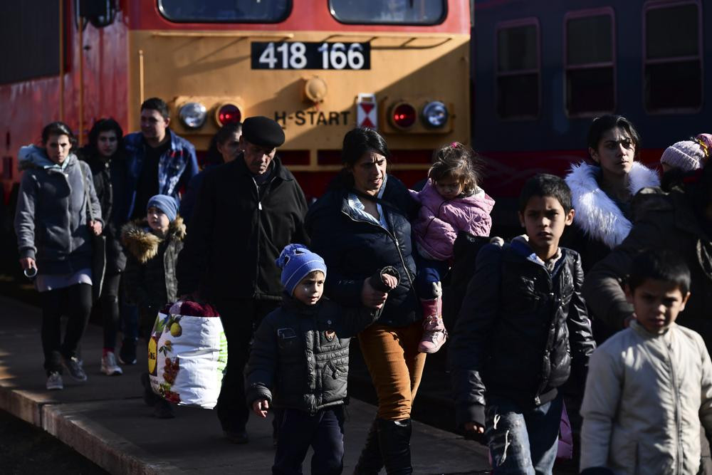 Những người tị nạn chạy trốn khỏi xung đột từ Ukraine đến Zahony, Hungary ngày 27/2. Ảnh: AP.
