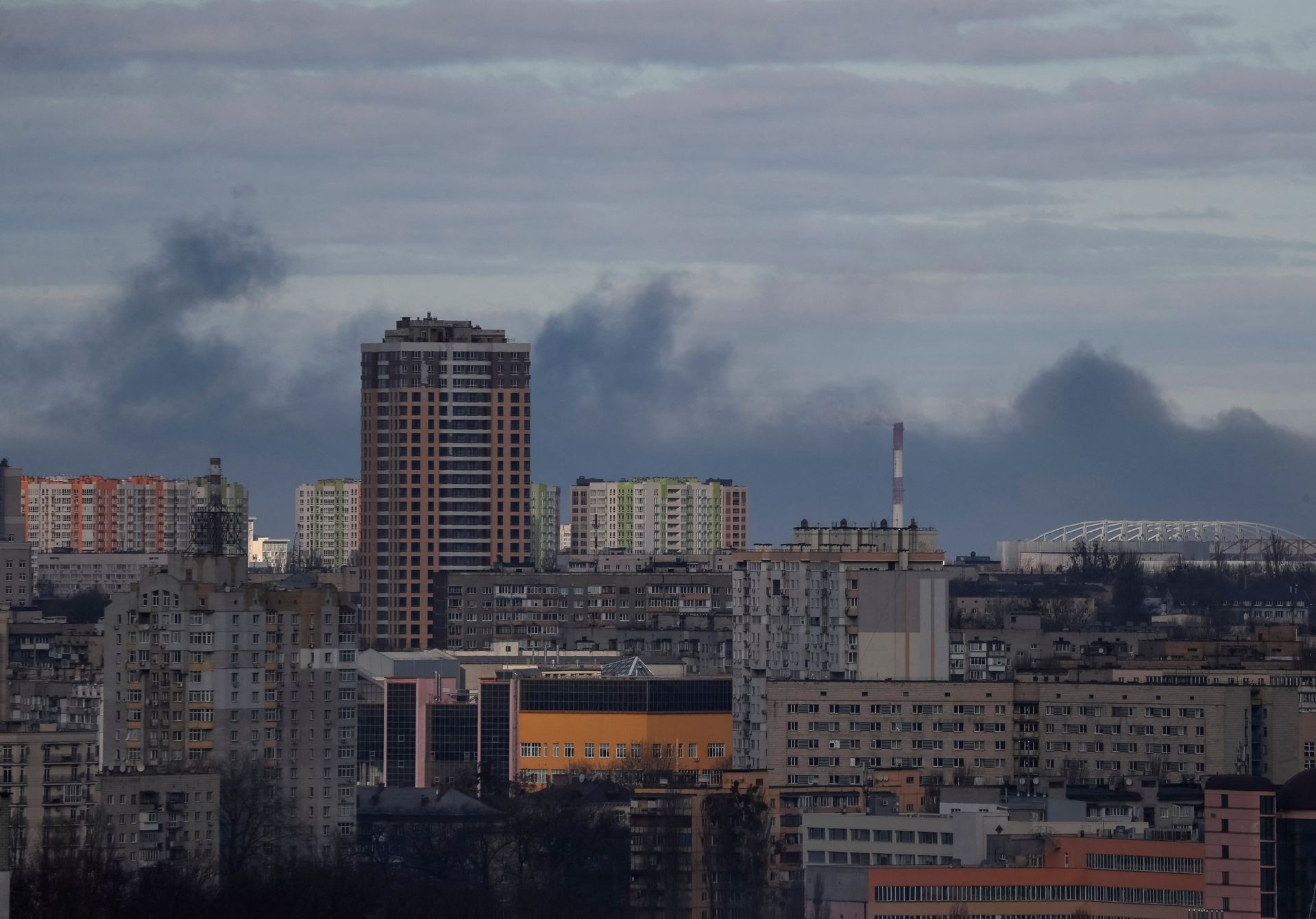 Khói bốc lên sau một trận pháo kích ở thủ đô Kiev, Ukraine ngày 27/2. Ảnh: Reuters.