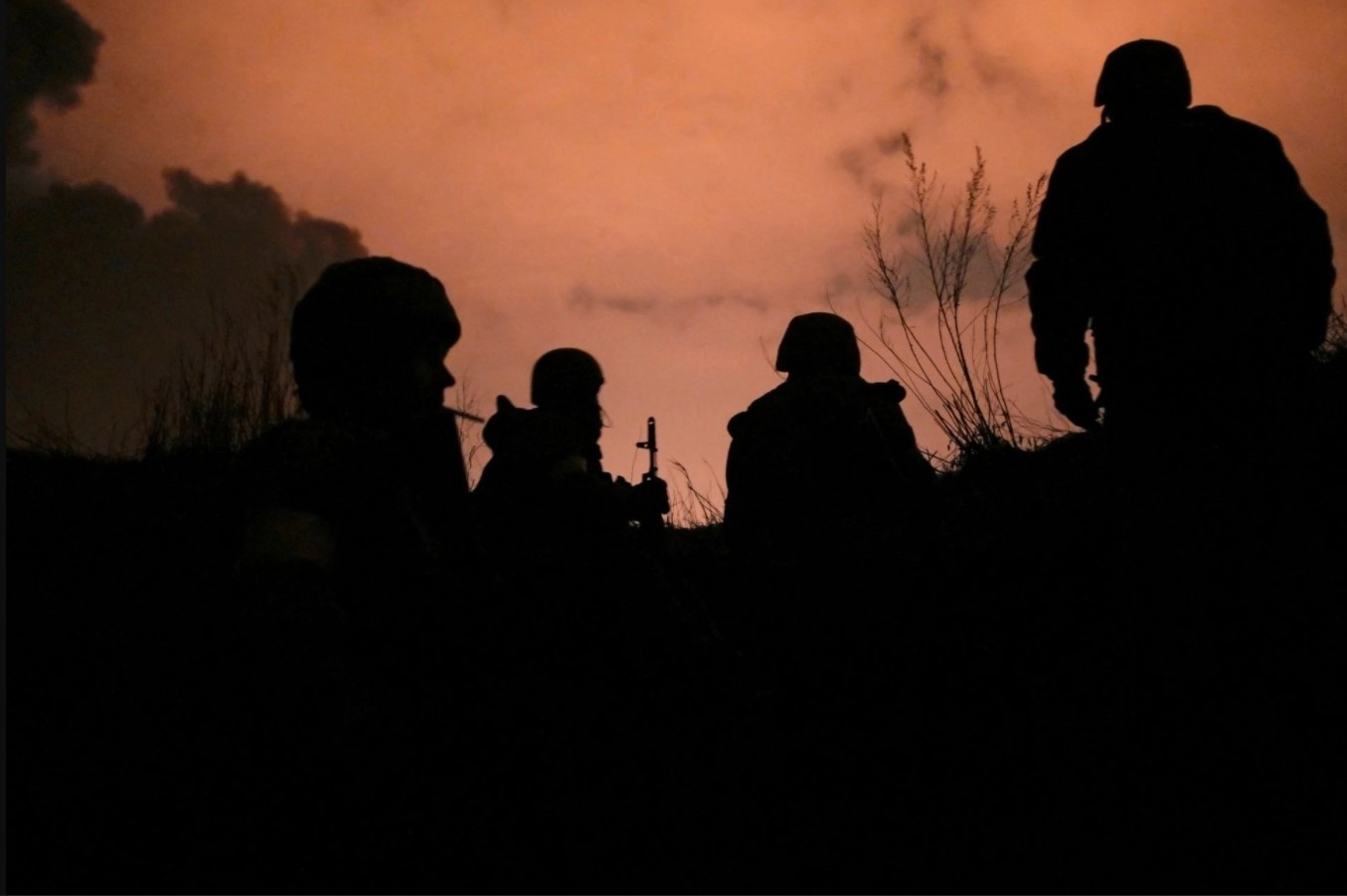 Các quân nhân Ukraine tại căn cứ không quân quân sự Vasylkiv ở thủ đô Kiev, Ukraine. Ảnh: Reuters.