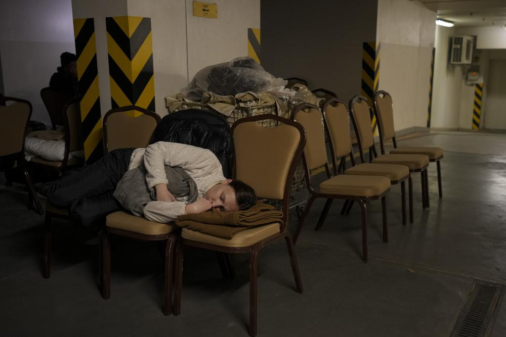 Người dân bên dưới hầm trú ẩn ở một bãi đỗ xe tại thủ đô Kiev, Ukraine ngày 27/2. Ảnh: AP.