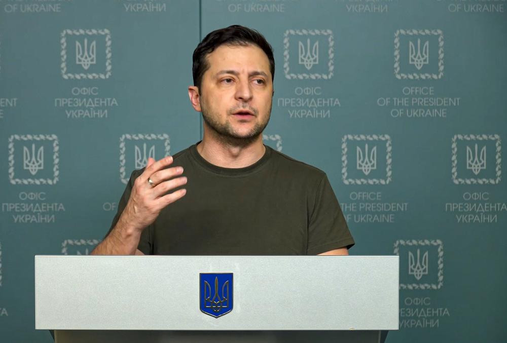 Trong bức ảnh chụp từ video do Văn phòng Báo chí Tổng thống Ukraine cung cấp, Tổng thống Volodymyr Zelenskyy đang phát biểu trước quốc dân ở thủ đô Kiev, Ukraine ngày 27/2. Ảnh: AP.