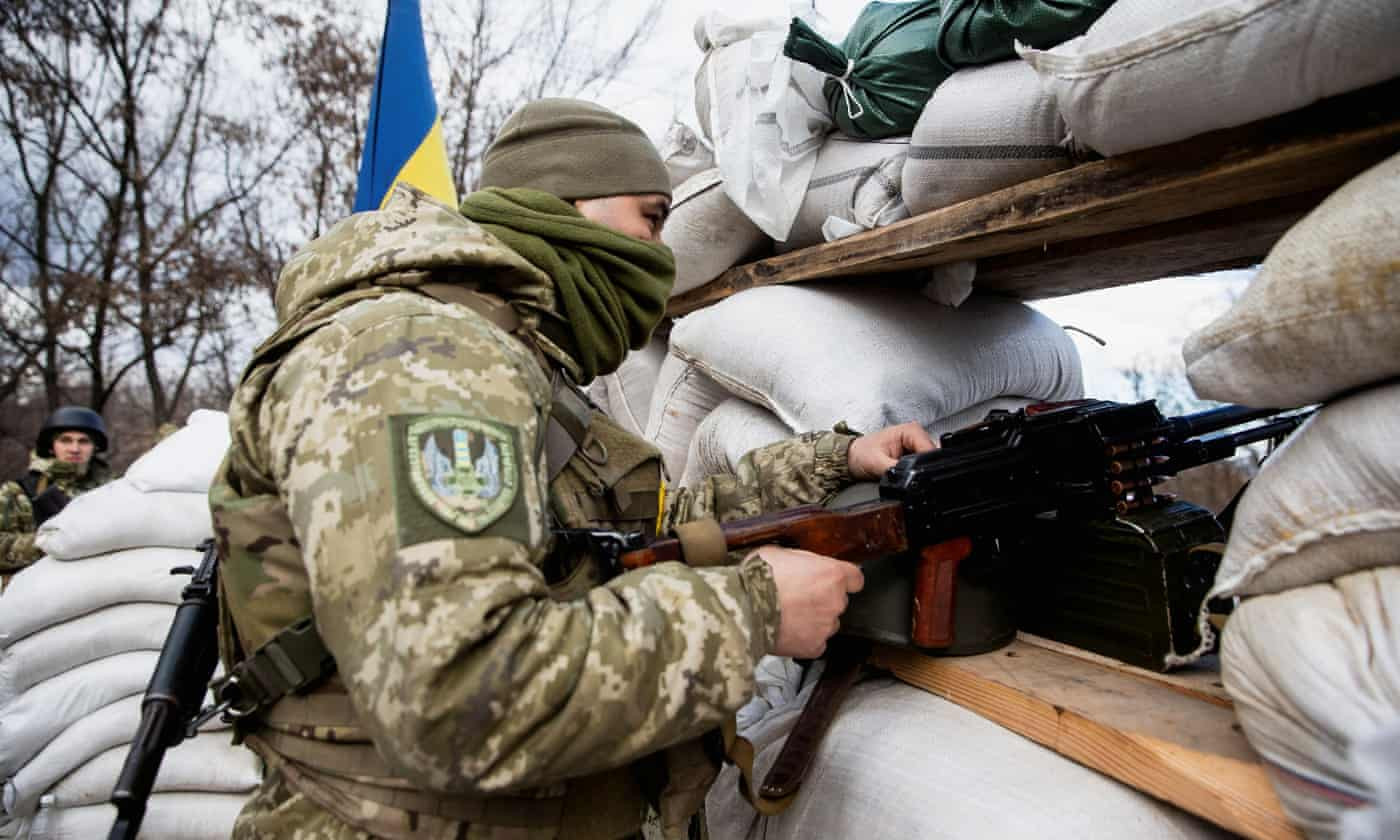 Binh lính Ukraine tại một điểm kiểm tra ở thành phố Zhytomyr, Ukraine. Ảnh: Reuters.