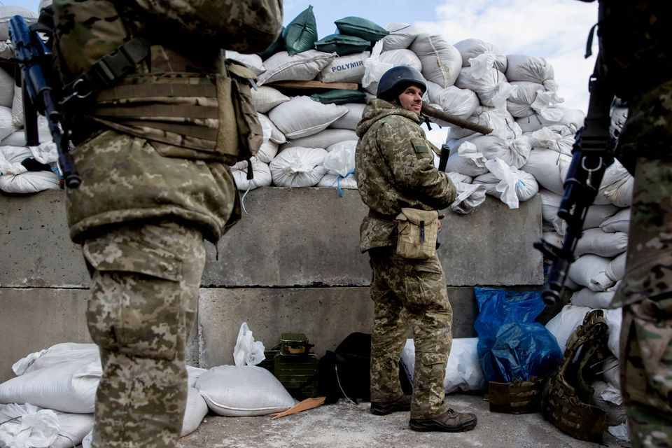 Binh lính Ukraine tại một điểm kiểm tra ở thành phố Zhytomyr, Ukraine. Ảnh: Reuters.