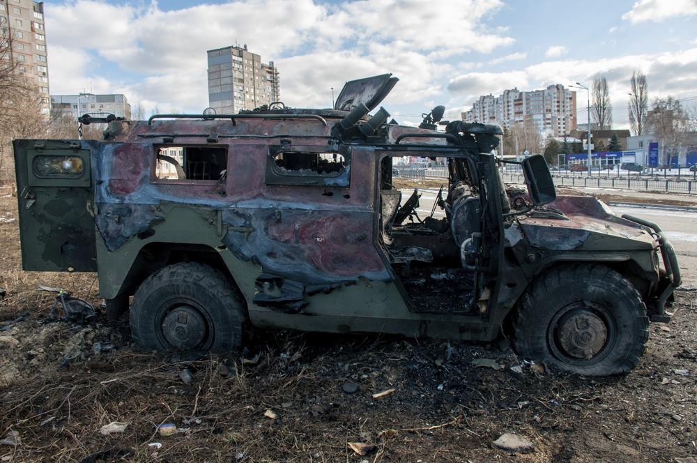 Một chiếc xe quân sự bị cháy ở thành phố Kharkiv, Ukraine. Ảnh: AP.