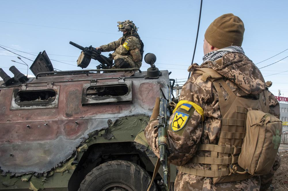 Binh sĩ Ukraine kiểm tra một chiếc xe quân sự bị hỏng ở thành phố Kharkiv, Ukraine. Ảnh: AP.