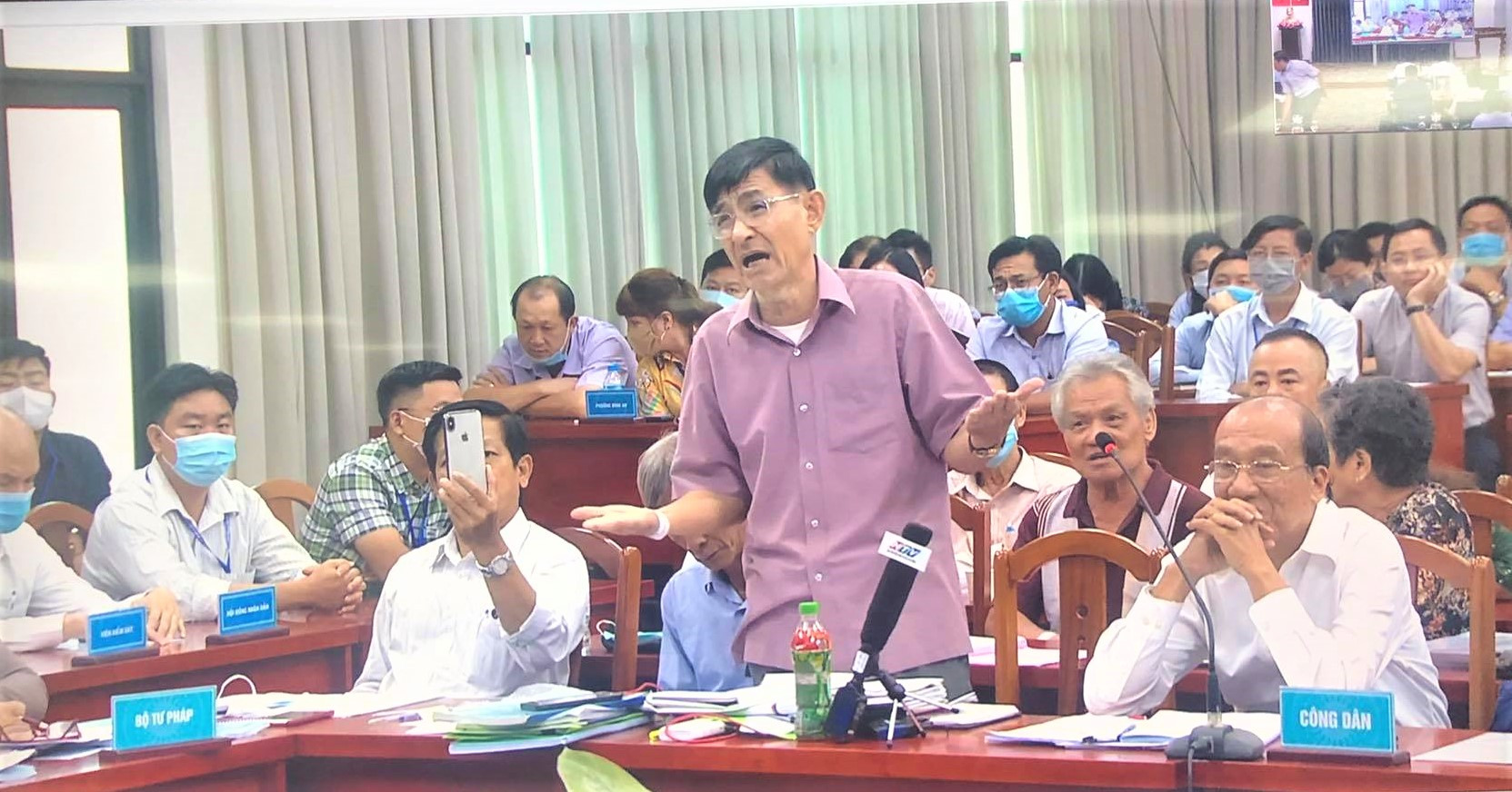 Đại diện hộ dân tại Thủ Thiêm phát biểu tại một buổi đối thoại với lãnh đạo UBND TP HCM (Ảnh: Hồng Phúc).