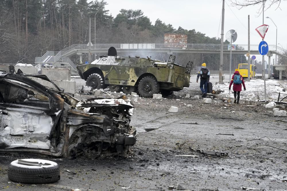 Những chiếc xe hư hỏng nặng tại một trạm kiểm soát ở thành phố Brovary, ngoại ô thủ đô Kiev, Ukraine. Ảnh: AP.