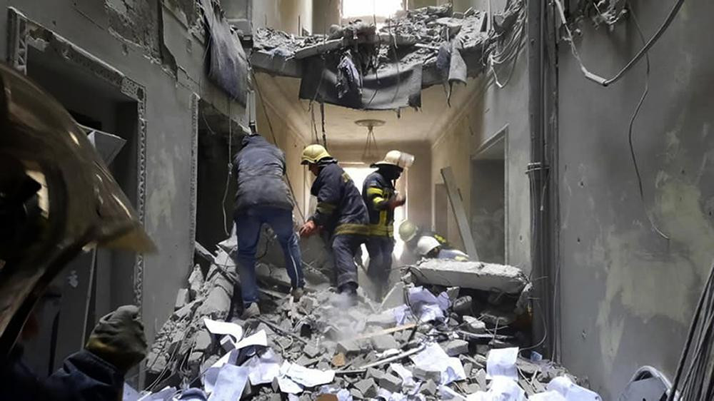 Bức ảnh do Cơ quan Tình trạng Khẩn cấp Ukraine công bố cho thấy thiệt hại bên trong tòa nhà Tòa thị chính ở thành phố Kharkiv, Ukraine. Ảnh: AP.