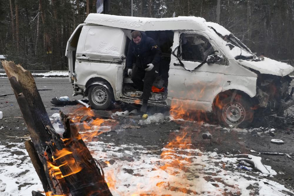 Những chiếc xe hư hỏng nặng ở thành phố Brovary, ngoại ô thủ đô Kiev, Ukraine. Ảnh: AP.