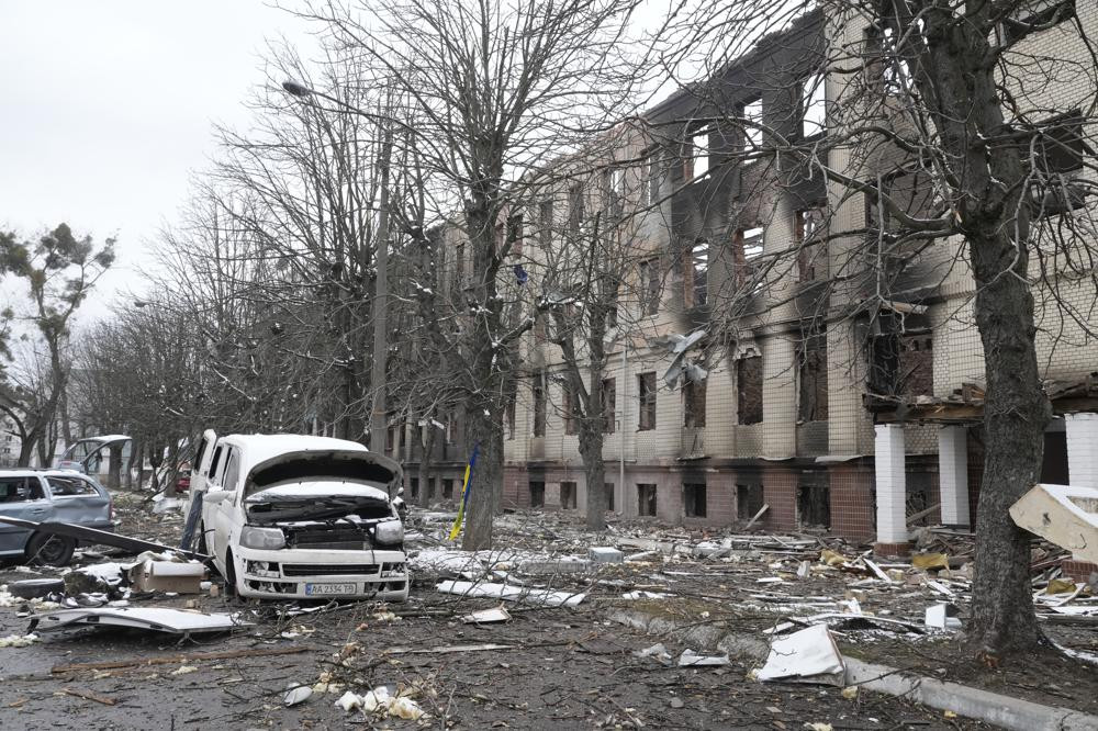 Những chiếc xe hư hỏng nặng tại một trạm kiểm soát ở thành phố Brovary, ngoại ô thủ đô Kiev, Ukraine. Ảnh: AP.