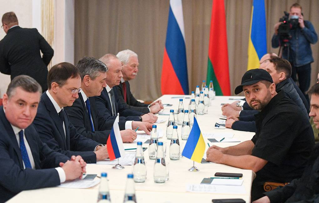 Buổi đàm phán giữa hai phái đoàn Nga và Ukraine. Ảnh: TASS.