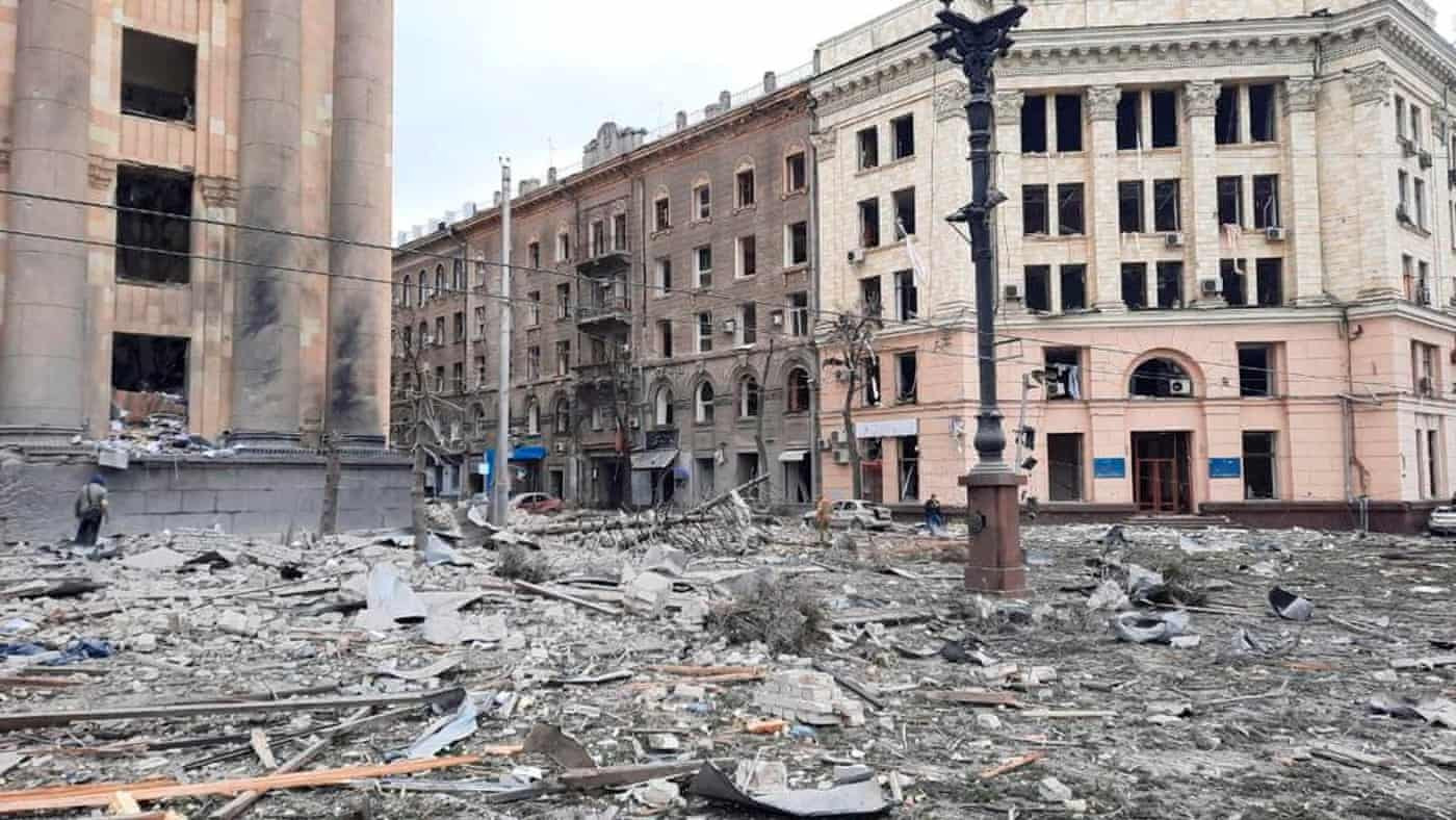 Khu vực gần tòa nhà hành chính khu vực ở thành phố Kharkiv, Ukraine. Ảnh: Dịch vụ Khẩn cấp Nhà nước / Reuters.