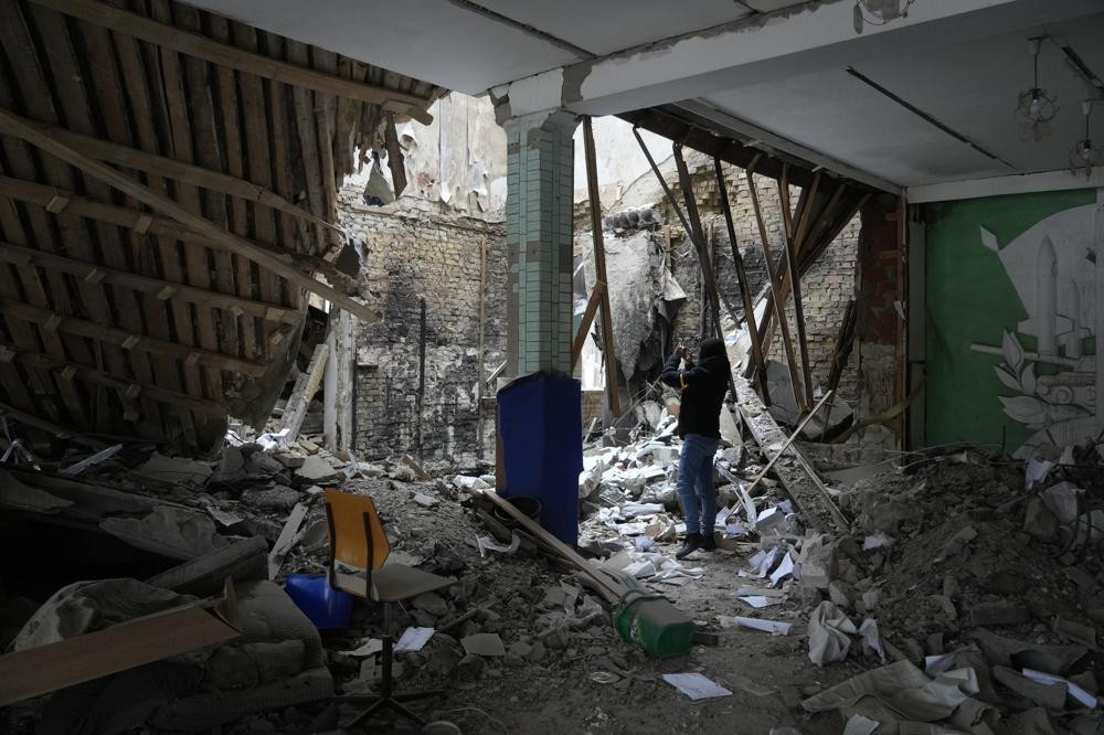 Một tòa nhà bị phá hủy gần một trạm kiểm soát ở thành phố Brovary, ngoại ô thủ đô Kiev, Ukraine. Ảnh: AP.