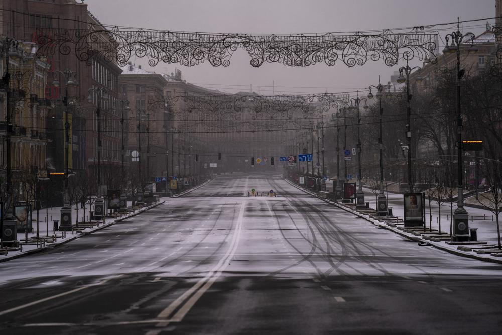 Quang cảnh của Khreshchatyk, một trong những con phố chính ở thủ đô Kiev trước lệnh giới nghiêm của Ukraine. Ảnh: AP.