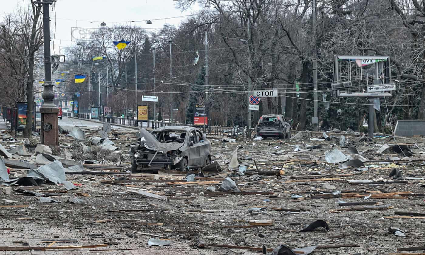 Khung cảnh thành phố Kharkiv, Ukraine sau một trận pháo kích. Ảnh: The Guardian.