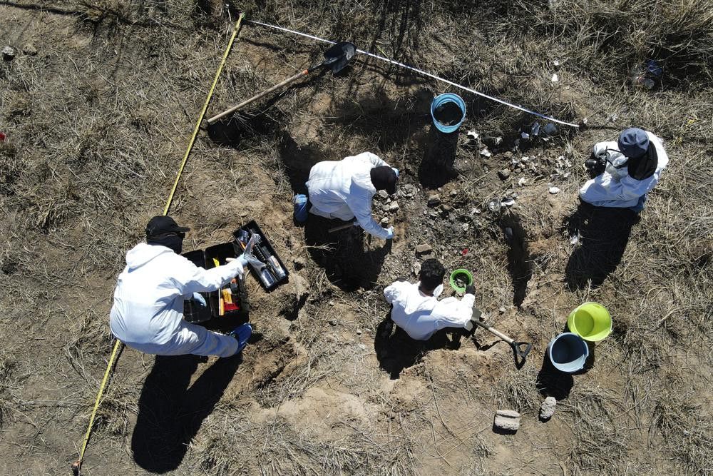 Các nhân viên pháp y khai quật một khu đất được gọi là “địa điểm thủ tiêu” của băng đảng tội phạm ma túy ở ngoại ô thành phố Nuevo Laredo, Mexico. Ảnh: AP.
