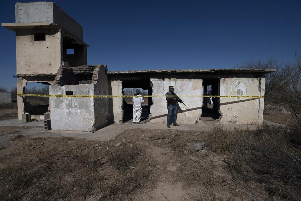Ngôi nhà hiện trường tại “địa điểm thủ tiêu” của băng đảng tội phạm ma túy ở ngoại ô thành phố Nuevo Laredo, Mexico. Ảnh: AP.