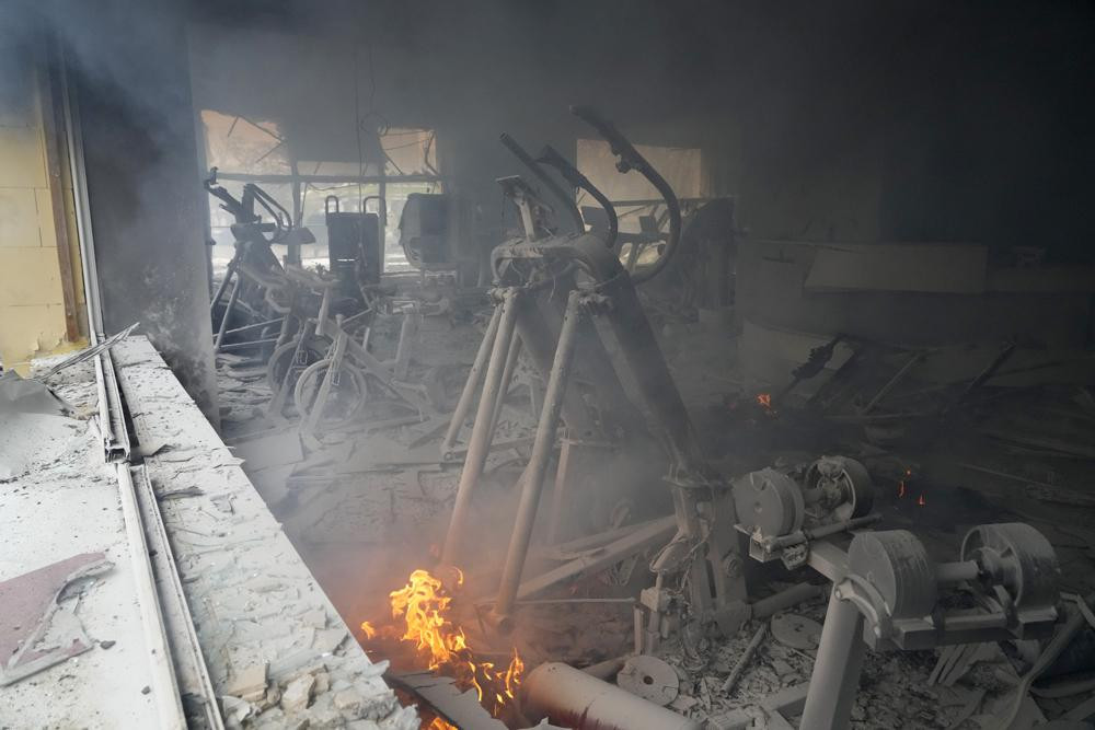 Một phòng tập thể dục bị hư hại tại thủ đô Kiev, Ukraine. Ảnh: AP.