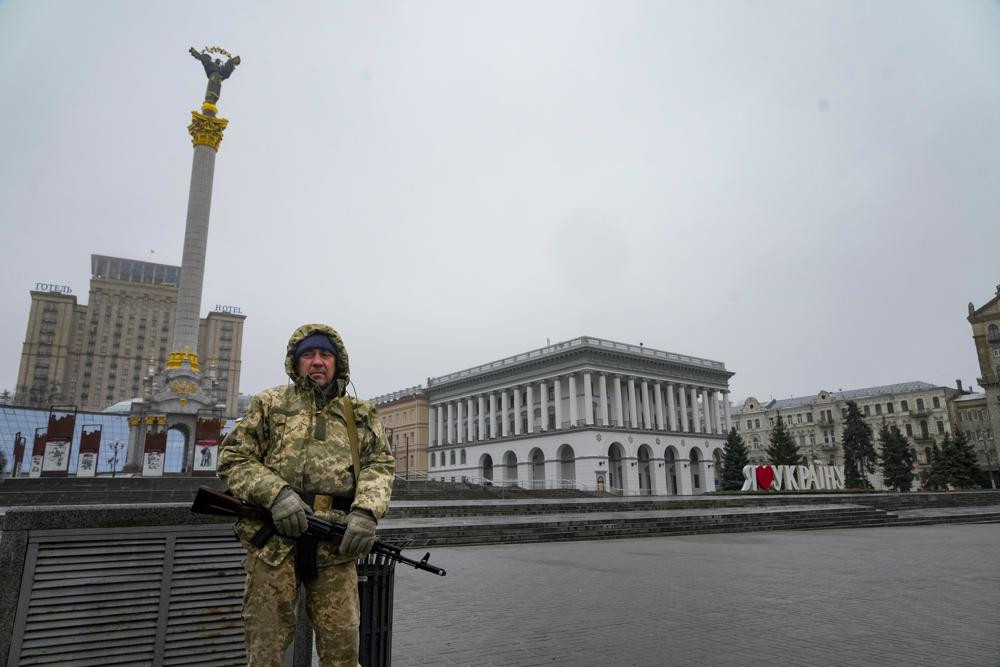 Một binh sĩ Ukraine đứng gác tại Quảng trường Độc lập (Maidan) ở trung tâm thủ đô Kiev, Ukraine. Ảnh: AP.