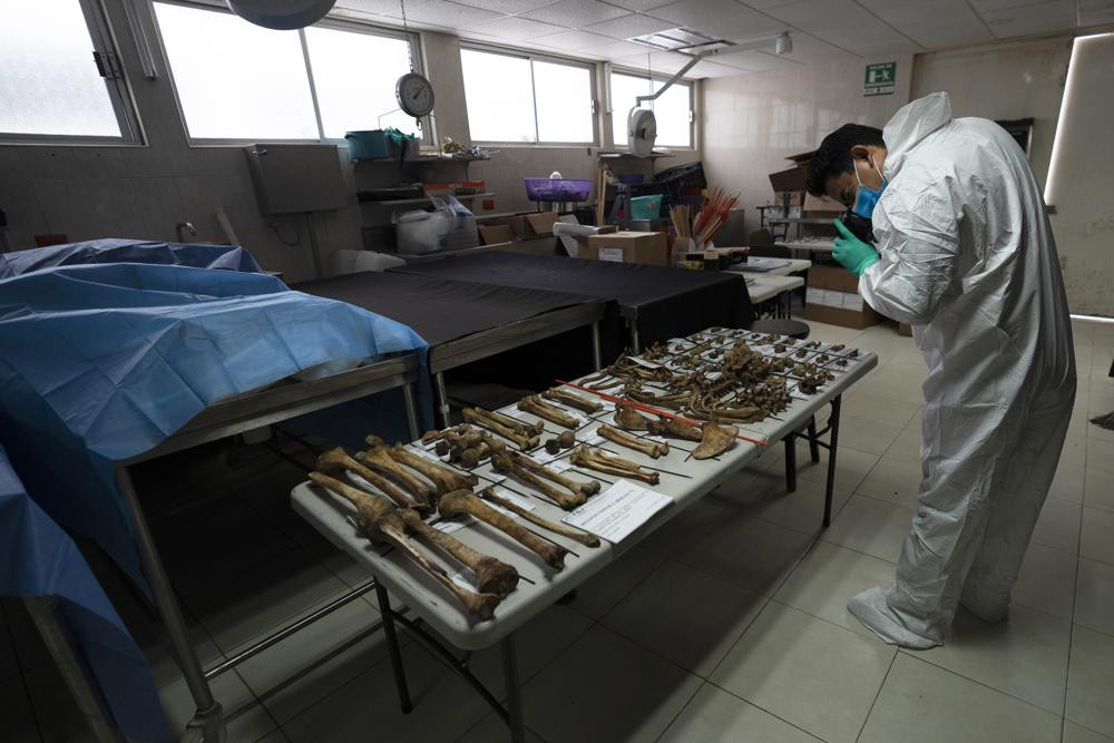 Các mảnh xương tại phòng thí nghiệm pháp y ở thủ phủ Ciudad Victoria, Mexico. Ảnh: AP.