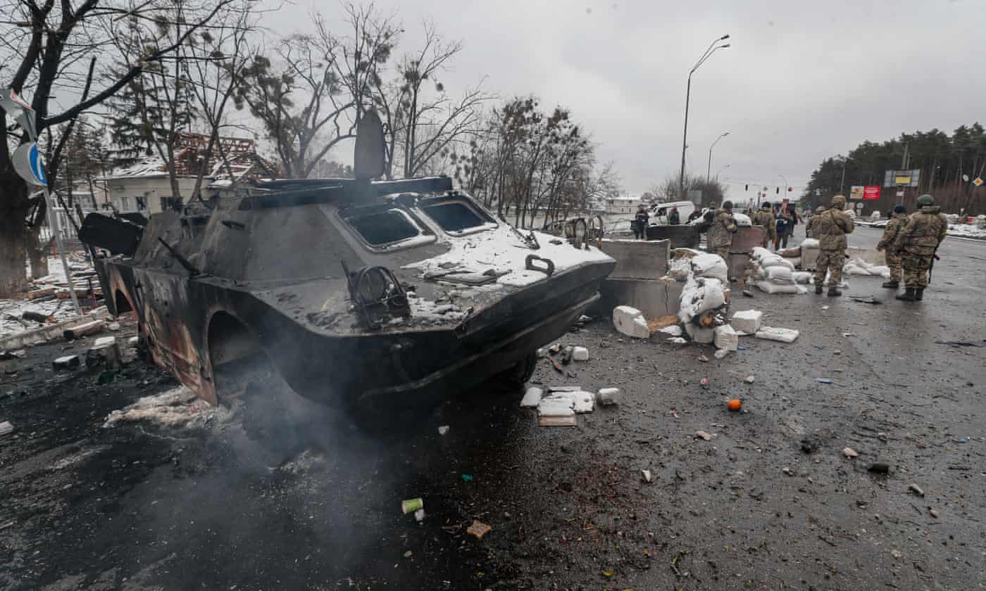 Một chiếc xe bọc thép của Ukraine bị hư hại gần thủ đô Kiev, Ukraine. Ảnh: AP.