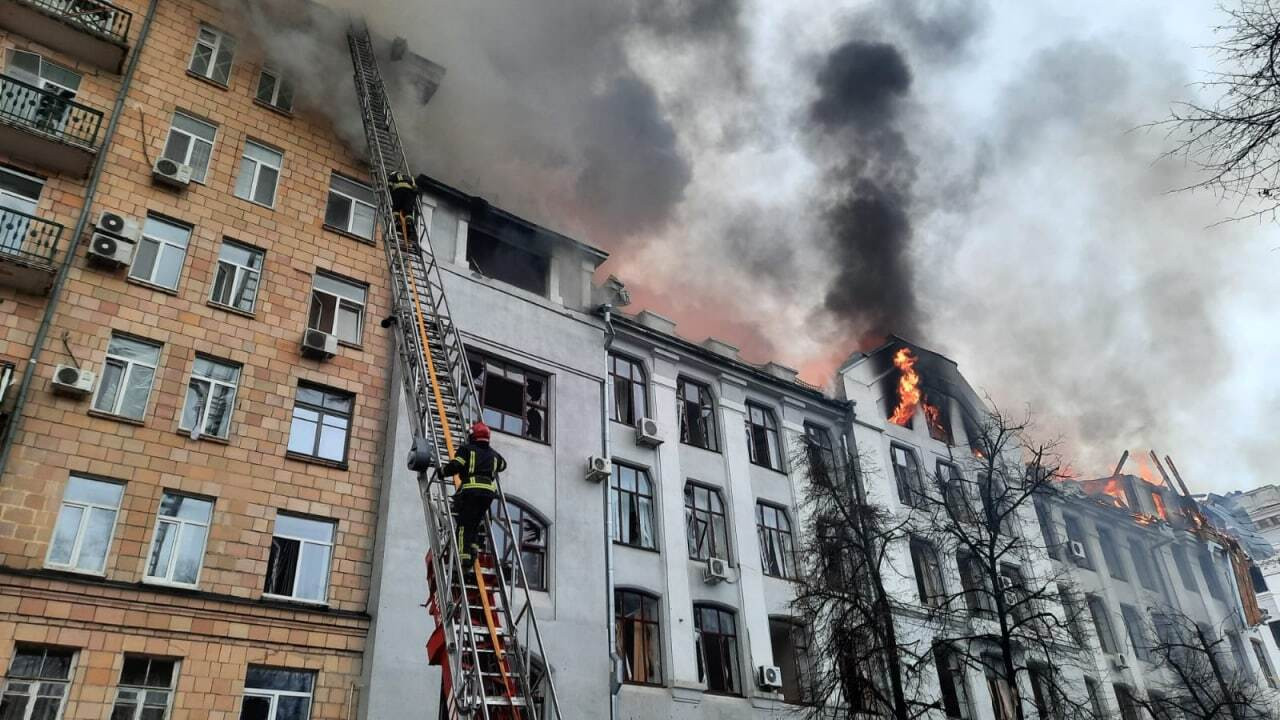 Một tòa nhà bị hư hại tại thành phố Kharkiv, Ukraine. Ảnh: AP.