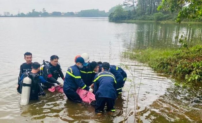 Lực lượng chức năng tìm thấy 1 thi thể tại hồ Khe Mây sau 2h tổ chức tìm kiếm (Ảnh: Phòng Cảnh sát PCCC và Cứu nạn cứu hộ tỉnh Quảng Trị).
