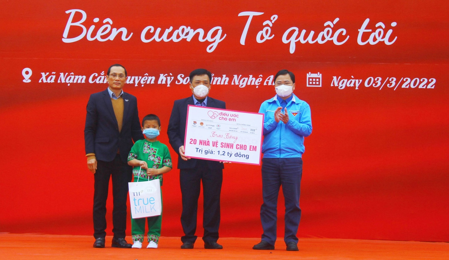 Đại diện Trung ương Đoàn TNCS Hồ Chí Minh và đại diện Tập đoàn TH trao biển tặng 20 “Nhà vệ sinh cho em” cho các trường, điểm trường tại các xã biên giới tỉnh Nghệ An. Trước đó, 10 công trình đã được tặng cho tỉnh Lào Cai.
