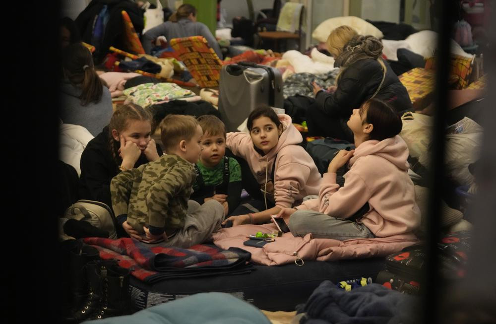 Một nơi trú ẩn được xây dựng tạm thời cho phụ nữ và trẻ em tại nhà ga xe lửa ở thành phố Przemysl, Ba Lan. Ảnh: AP.