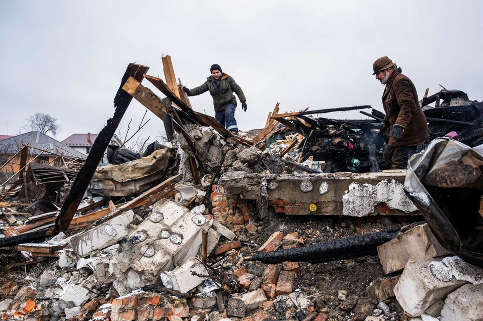 Những ngôi nhà bị hư hại tại thành phố Zhytomyr, Ukraine. Ảnh: Reuters.