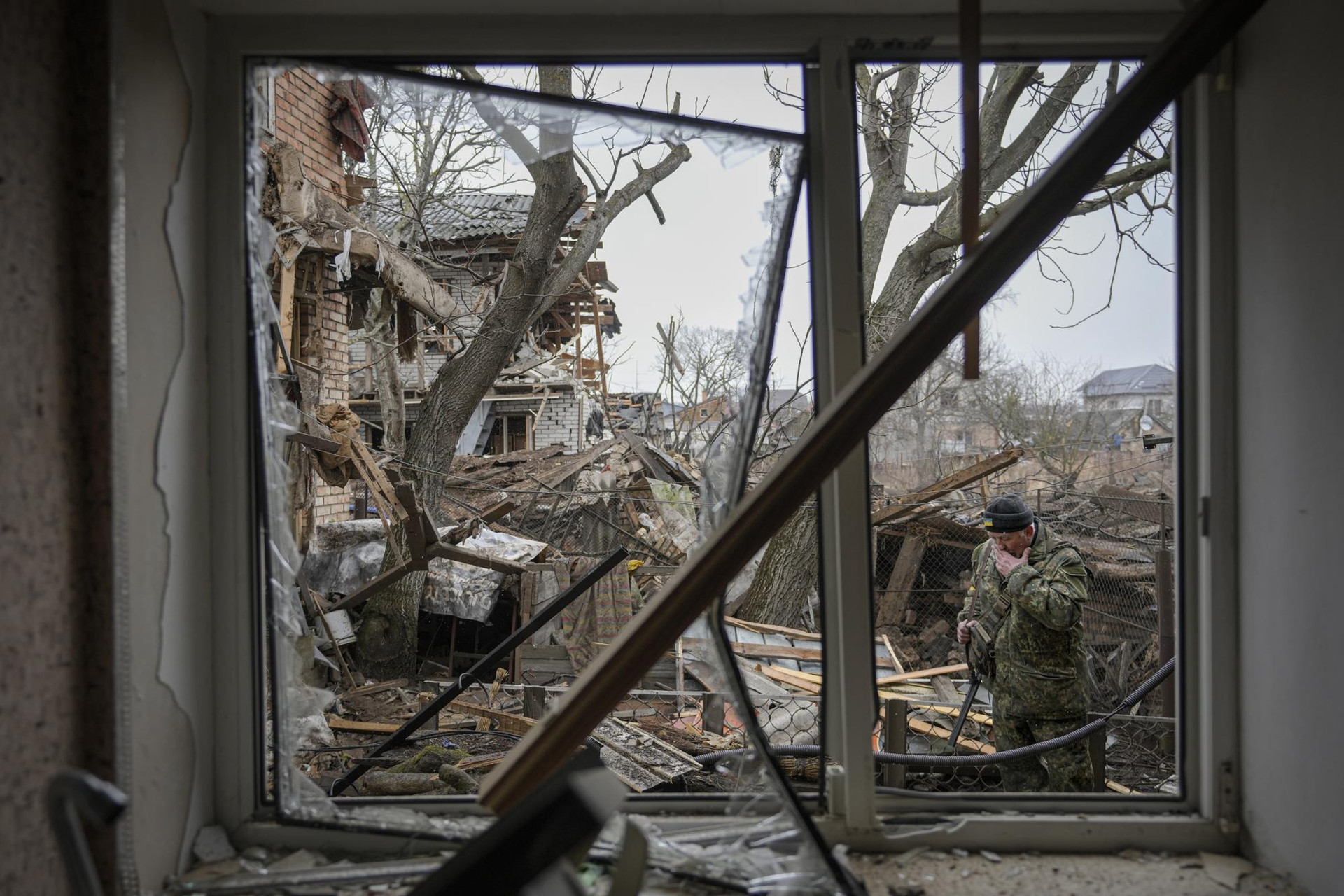 Sân sau của một ngôi nhà bị hư hại ở Gorenka, ngoại ô thủ đô Kiev, Ukraine. Ảnh: AP.