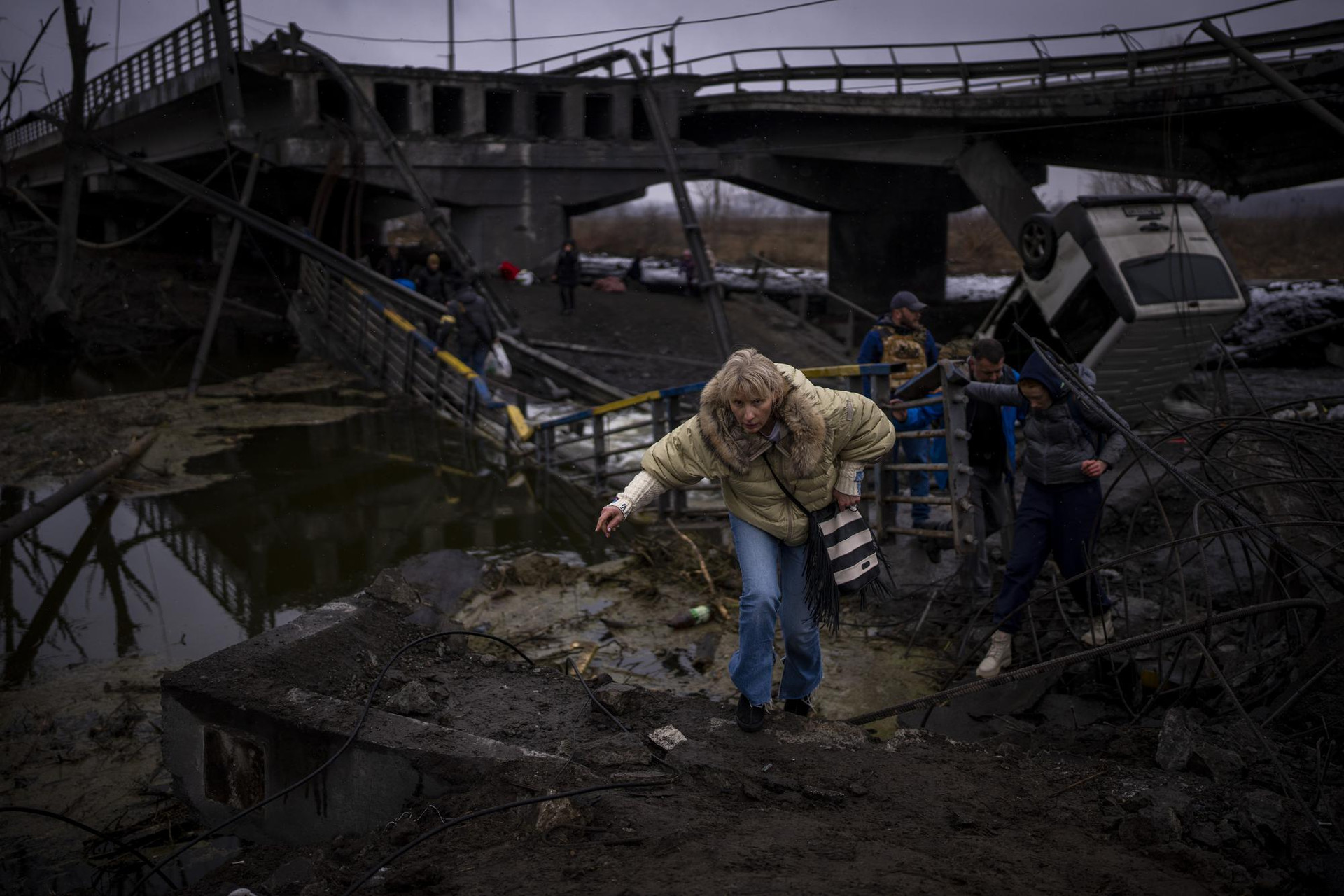 Một cây cầu bị phá hủy ở ngoại ô thủ đô Kiev, Ukraine. Ảnh: AP.
