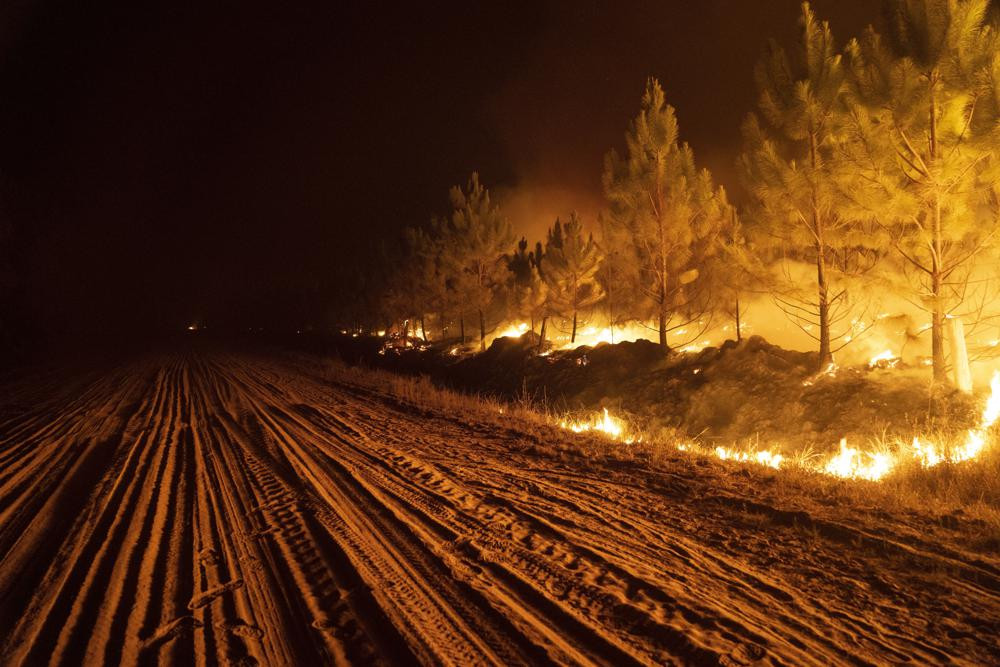 Đám cháy thiêu rụi một khu rừng gần thành phố Ituzaingo thuộc tỉnh Corrientes của Argentina. Ảnh: AP.