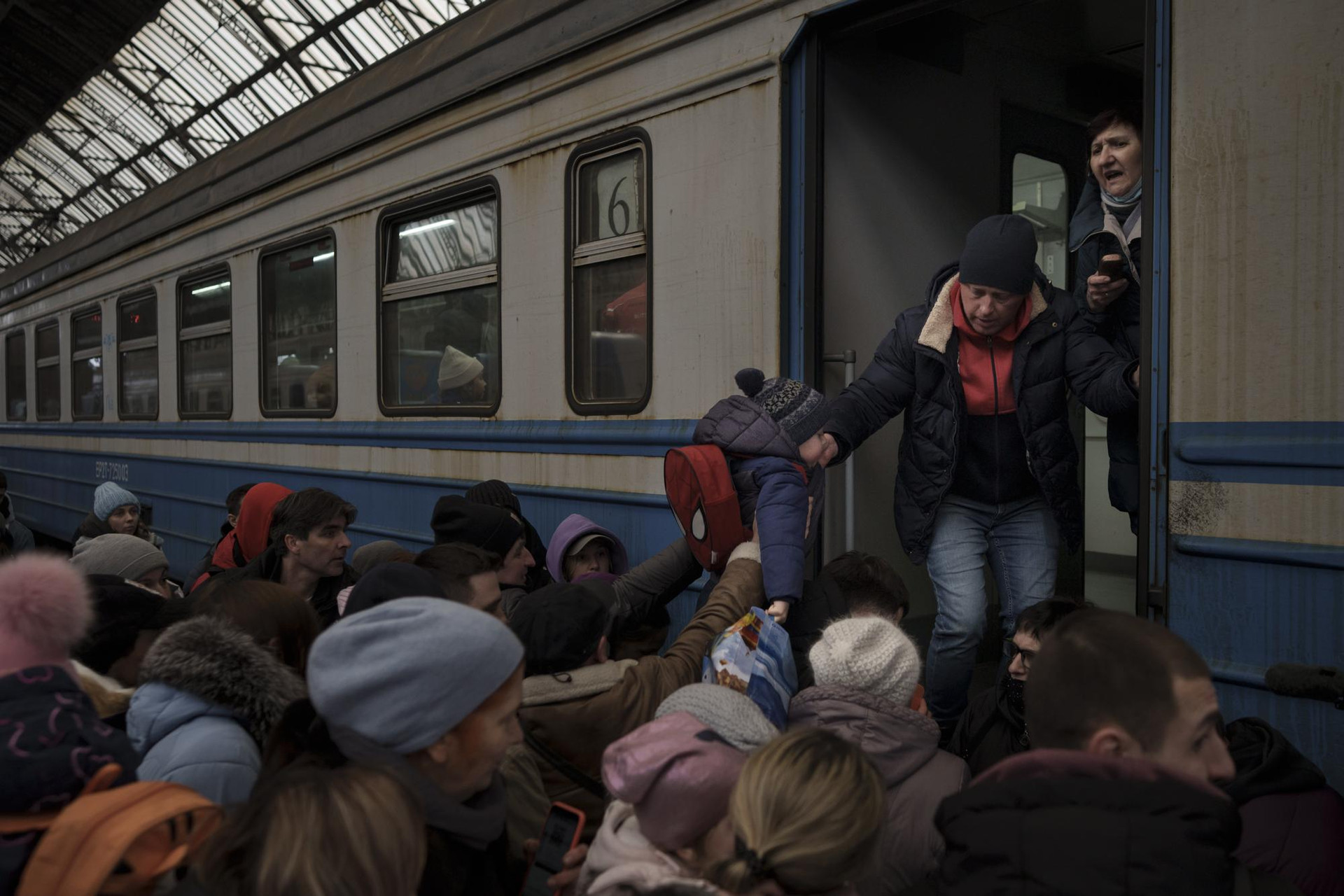 Hành khách vội vàng lên chuyến tàu khởi hành đến Slovakia từ nhà ga Lviv, ở thành phố Lviv, phía tây Ukraine. Ảnh: AP.